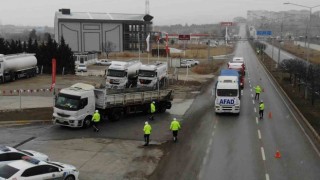 43 ilin geçiş güzergahında kar alarmı: AFAD yardım tırlarının dışındaki ağır tonajlı araçlar bekletildi