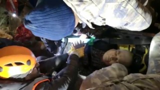44 saat enkaz altında kalan yaşlı kadın kurtarıldı