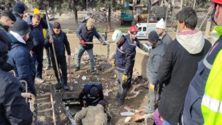 5 yaşındaki çocuğun enkaz altından kurtarılması umut ışığı yaktı