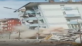 5.6lık depremde binaların yıkılma anı kameraya yansıdı
