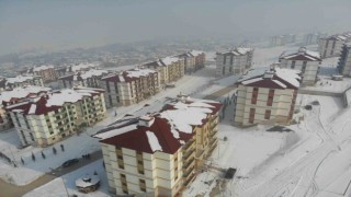 7.6lık depremin merkez üssü Elbistanda TOKİ konutları sapasağlam