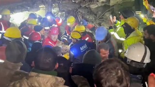 8 katlı binanın enkazından 70 saat sonra sağ çıktı
