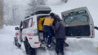 8 kilometreyi 2 saatte aşarak hastaya ulaştılar