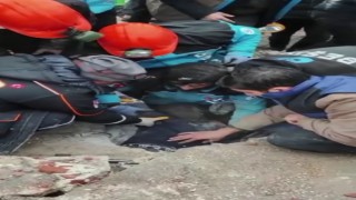 8 saat sonra bir kız çocuğu enkazdan çıkarıldı