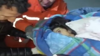 8 yaşındaki Asya 96 saat sonra enkazdan sağ olarak kurtarıldı