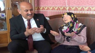 84lük nine ne görüyor nede işitiyor, sadece bu yöntemle iletişim kuruyor: Ördüğü çorapların gelirini depremzedelere bağışladı