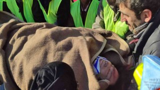 85 saat sonra kurtarılan kadın, ilk olarak torunlarını sordu