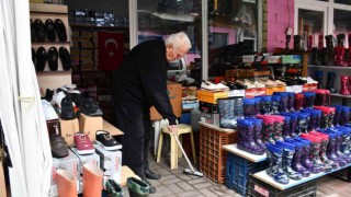 85 yaşında her sabah 7de dükkanını açıyor