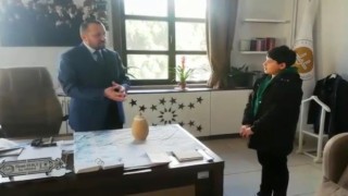 9 yaşındaki Eyüp Ensar, kumbarasındaki 600 TLyi depremzedelere bağışladı