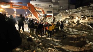 94 saat sonra enkaz altından yürüyerek çıktı, enkaz altında yakınlarını bekleyenlere umut oldu