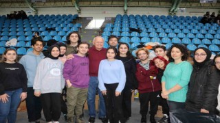 ABD vatandaşı depremzedeler için gönüllü olarak görev yapıyor