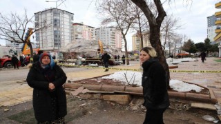 Acılı anne enkaz altındaki 2 çocuğu için gözyaşları arasında yardım istedi