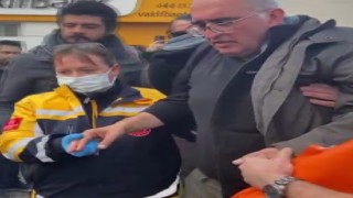 Açlık grevindeki doktor belediye önünde fenalaştı