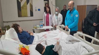 Adana İl Sağlık Müdürü Nacar, yaralı kurtulan vatandaşları hastanede ziyaret etti