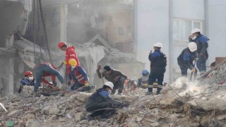 Adanada Alpargün Apartmanında arama kurtarma çalışması sürüyor