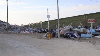 Adana’da binaların molozlarını belediye eşyaları ile koruyor