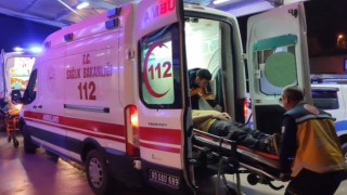 Adana'da otomobil ve panelvanın çarpışması sonucu 4 kişi yaralandı