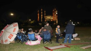 Adanada vatandaşlar geceyi park ve bahçelerde geçiriyor