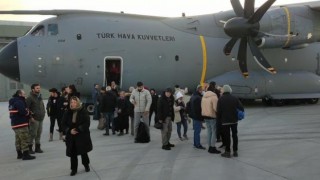 Adanadaki 255 kişi Türk Silahlı Kuvvetlerine ait uçakla İstanbula getirildi
