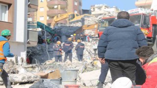 Adanadaki Ekim Apartmanında arama kurtarma çalışmaları sürüyor