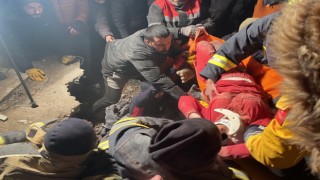 Adıyamanda 41 saat sonra enkazdan çıkan mutluluk