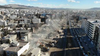 Adıyamanda binden fazla iş makinesi enkazlarda çalışıyor