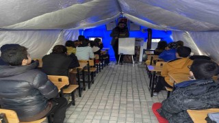 Adıyamanda çocuklar çadır sınıflarda ders başı yaptı, İstiklal Marşını okudu