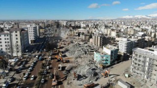 Adıyamanda enkaz çalışmaları tüm hızıyla sürüyor