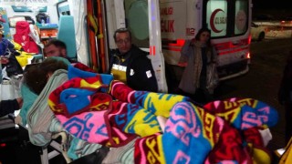 Adıyamanda enkazdan çıkarılan anne ve bebeği tedavi için Vana getirildi