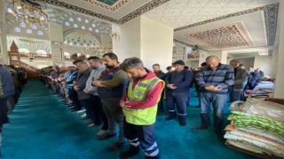 Adıyamanda hasar görmeyen camilerde cuma namazı kılındı