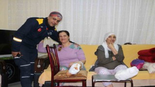 AFAD gönüllüsü, enkazdan çıkardığı mesai arkadaşı ve ailesiyle buluştu