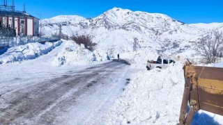 Afet bölgesinde kar ve heyelandan dolayı ulaşılamayan köylerde yol açma çalışması yapılıyor