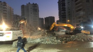 Afet bölgesinde kurtarma çalışmaları gece-gündüz demeden aralıksız sürüyor