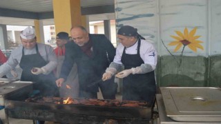 Afyonkarahisarda sucuk mangalları depremzedeler için yandı