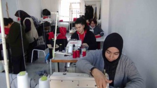 Afyonkarahisarlı kadınlar depremzedeler için üretiyor