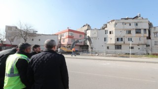 Ağır hasarlı olan evlerin yıkım çalışmaları sürüyor