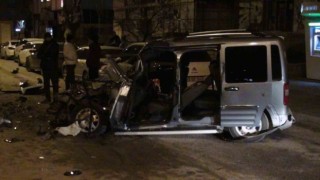 Ağır yaralı sürücü hastaneye sevk edilirken arabasını sayıkladı