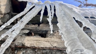 Ağrıda dev buz sarkıtları oluştu