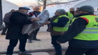 Ağrılı iş adamı depremzedeler için kolları sıvadı