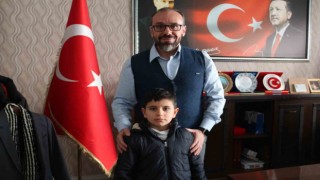 Ağrılı Mahir kumbarasını depremzede kardeşlerine açtı