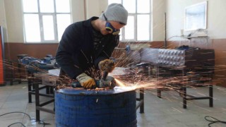 Ağrılı öğrenciler soba ve hijyen malzemesi üreterek afet bölgesine gönderiyor