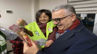 Ahlatcı, depremzede çocukları sevindirdi