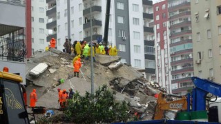 Aileler enkaz altından gelecek güzel bir haberi gözyaşları ile bekliyor