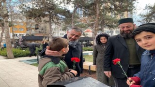 AK nokta üye aracında vatandaşlara karanfil dağıttı