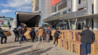 AK Parti İzmirden deprem bölgesine 5 günde 86 tır yardım