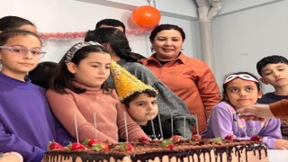 AK Parti Kırşehir teşkilatı depremzede Mustafanın doğum gününü kutladı