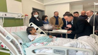 AK Partili Baybaturdan yaralı depremzedelere hastanede ziyaret