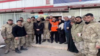 AK Partili Şahin Tin depremin merkez üstünde kepenek açan esnafla buluştu