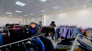 Akdağmadeninde depremzedeler için ihtiyaç mağazası kuruldu