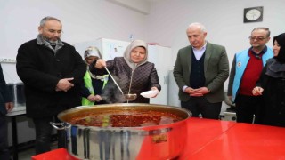 Akdenizde depremzedeler için günlük 2 bin kişilik sıcak yemek çıkıyor